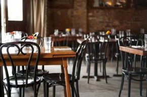 Caída del consumo en restaurantes: la gente ya no sale a comer afuera