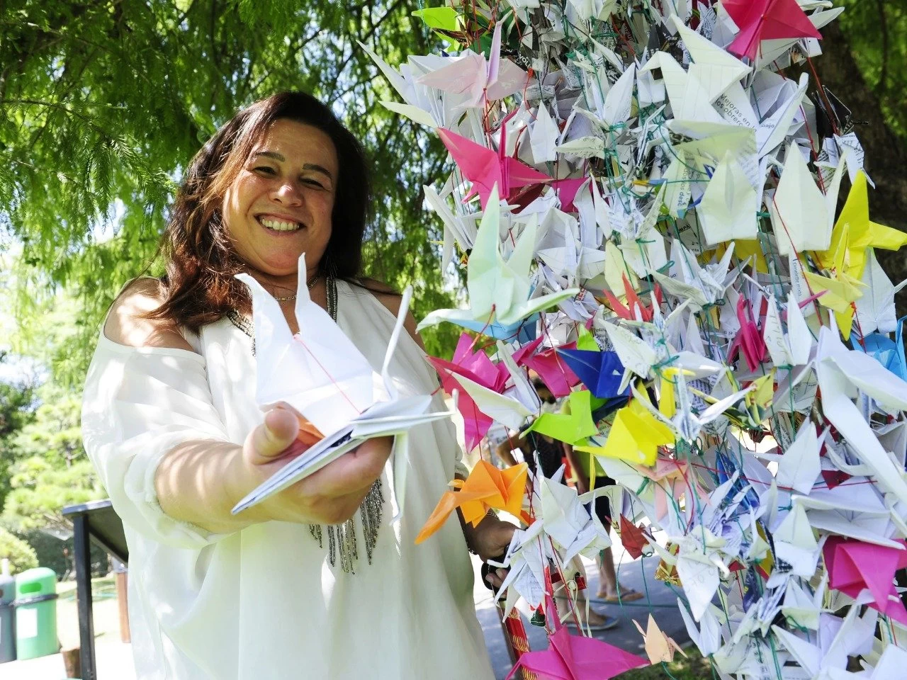 La historia de la maestra que se curó con mil grullas de papel Radio