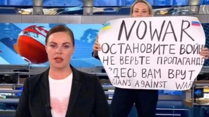 Apareció la periodista rusa que irrumpió en la TV estatal, luego de estar horas incomunicada