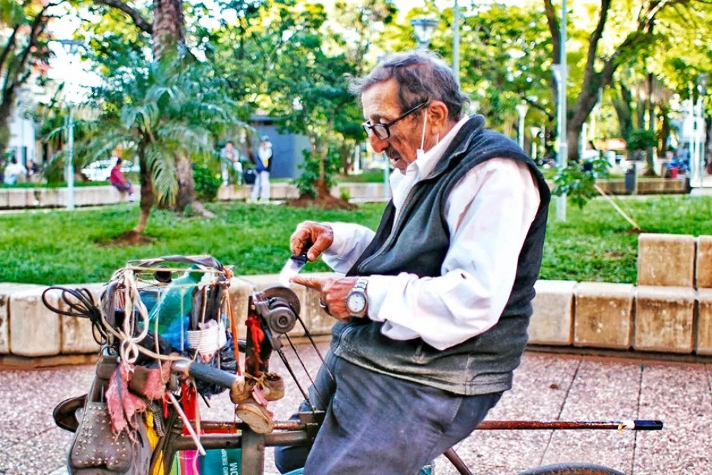 Lleva casi 50 años como afilador y fue reconocido por su aporte a la cultura local