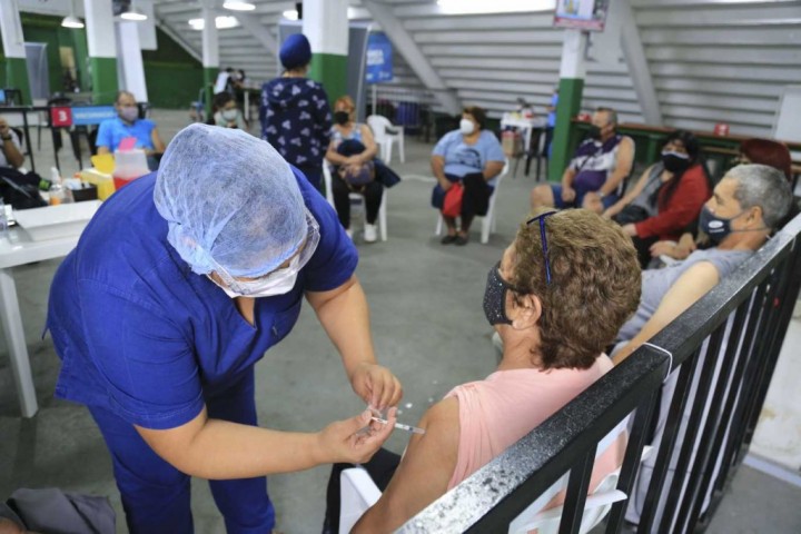 La Provincia anunció la vacunación libre de la tercera dosis para mayores de 60 años sin turno previo