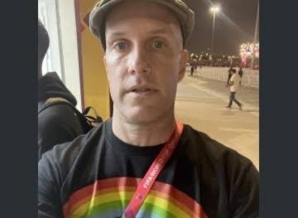 El periodista de EEUU al que no dejaron entrar a un estadio por su remera LGTB: “Me detuvieron y me quitaron el celular”