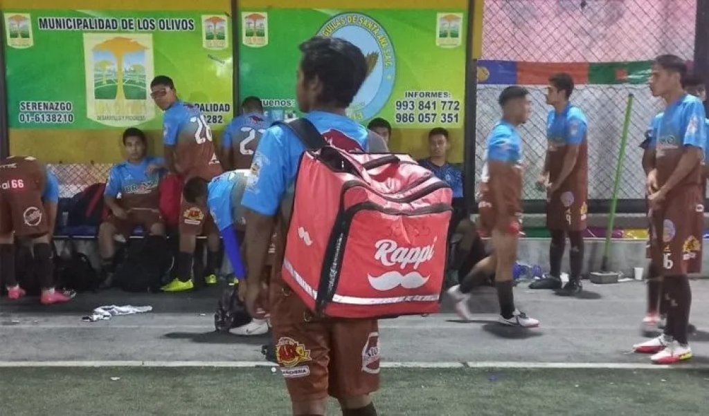 Un futbolista de Perú hizo Rappi en el entretiempo de un partido