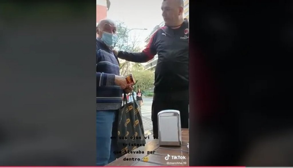 Abuelo viral: habló el hombre que ayudó al abuelo que vendía pañuelitos para sobrevivir