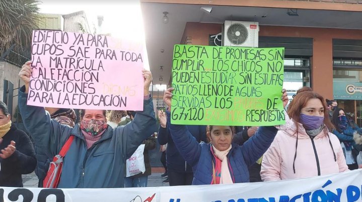 Estudiar en containers: la grave situación de alumnos de una escuela en Virrey del Pino