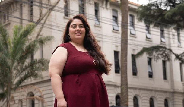 Yanina Verá es cantante lírica y se luce en bares y patios de comida: "Quiero llegar a las cárceles y villas para cambiar corazones"