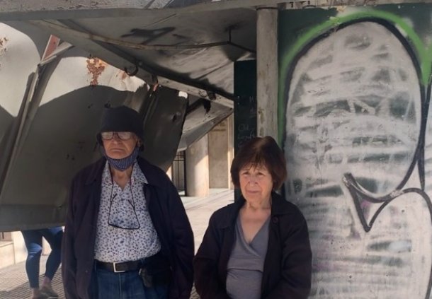 Le destrozaron el puesto de diarios a dos ancianos en la zona del Obelisco y no pueden volver a abrir