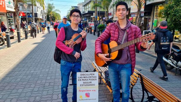 “Los chicos de la peatonal”: Dos hermanos que hacen música en la peatonal de San Justo para pagar sus estudios