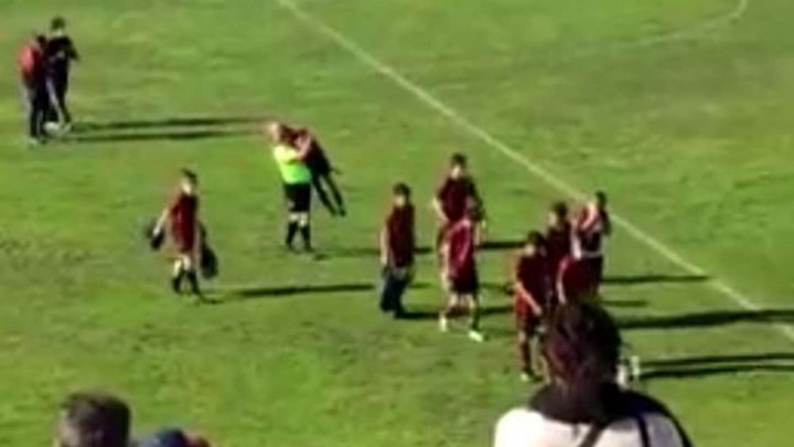 El emotivo gesto de un árbitro con un niño de 12 años que erró un penal