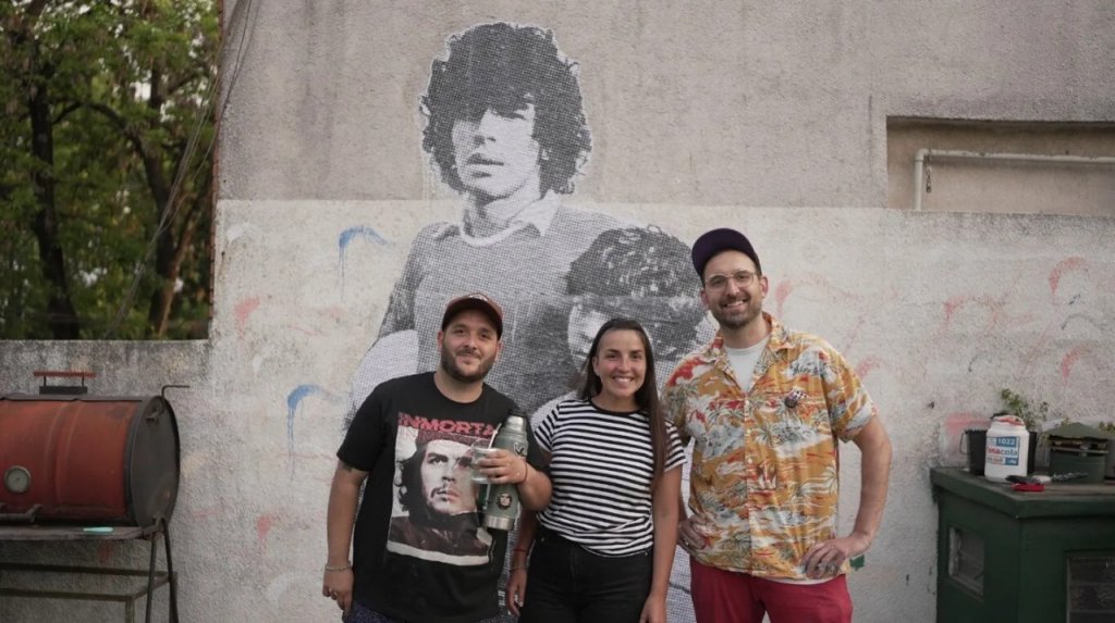 Le regaló un mural de Maradona en su terraza por su aniversario de casados