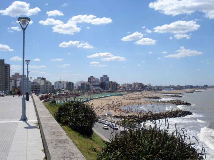 Abrazo solidario en Mar del Plata en contra de la construcción de un edificio