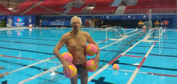 Tiene 71 años y es cardiólogo, waterpolista y estudiante de un master en filosofía