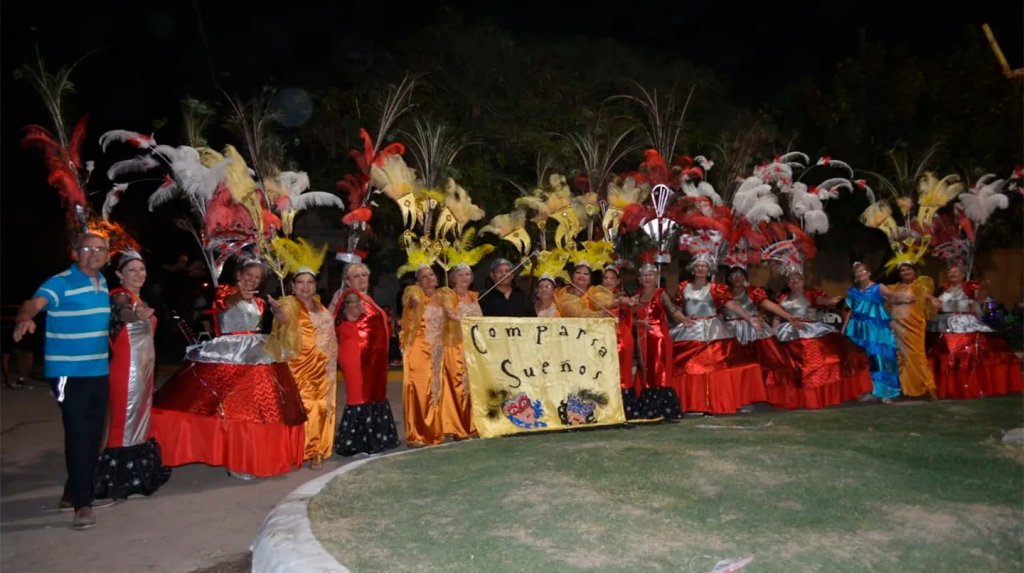 Néstor Brillada, coordinador de “Sueños de carnaval”, una comparsa que tiene todas mujeres mayores de 50 años: “La mayor tiene 74 y es la reina de este año”