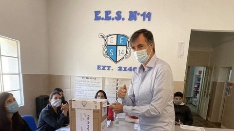 Esteban Bullrich asistió a votar y recibió el apoyo de los presentes