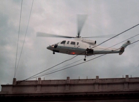 El piloto del helicóptero que evacuó a de la Rúa recordó que "la única alternativa fue la del techo de la Casa Rosada"