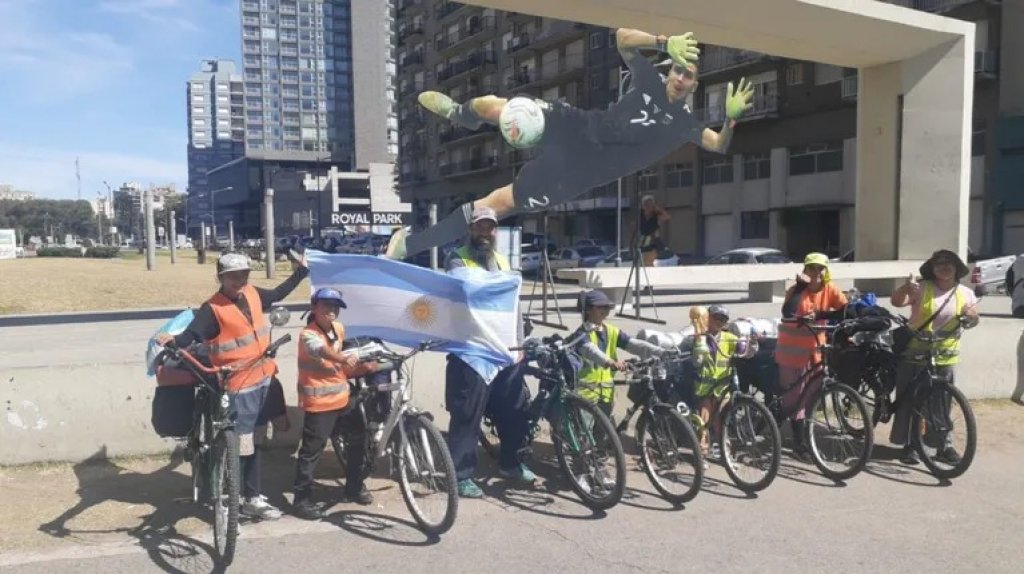 Premiaron a sus hijos con un viaje a Mar del Plata desde Moreno, en bicicleta