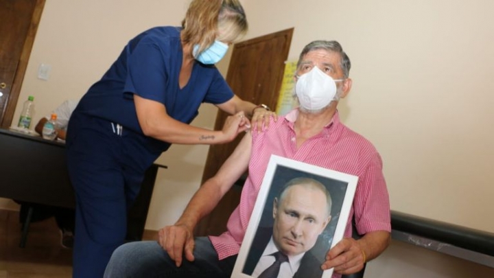 El testimonio del intendente que se vacunó con una foto de Putin: “Lo hice por todo lo que se dijo de la vacuna rusa”