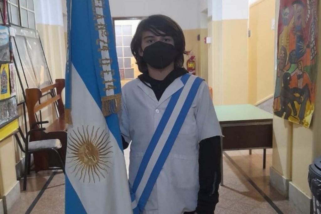Emoción en una escuela: un nene con autismo fue elegido por sus compañeros para llevar la Bandera