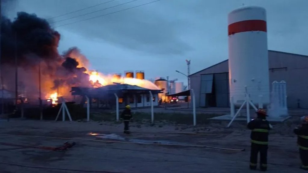Explosión trágica y sin antecedentes en una refinería de Plaza Huincul: 3 operarios muertos
