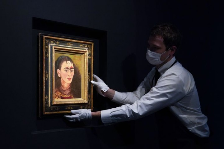 Eduardo Costantini: “Frida Kahlo hizo su biografía a través de retratos”