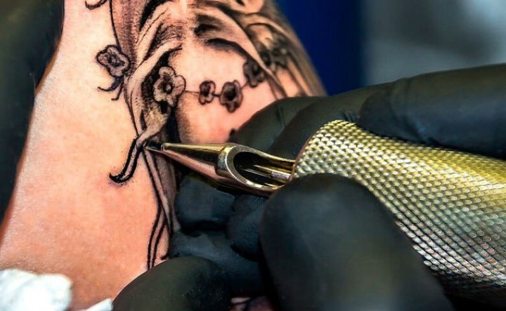 Un tatuador realiza dibujos para tapar cicatrices por cáncer de mama