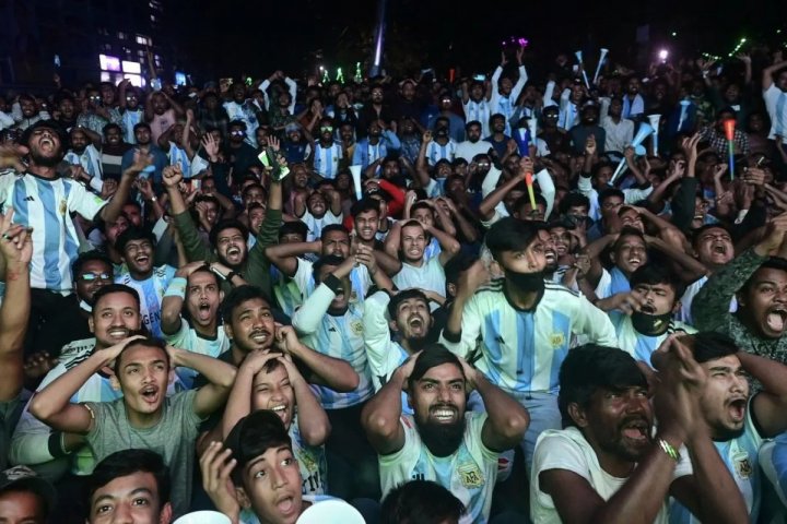 Santiago Montag, periodista argentino en Bangladesh: &quot;Cuando llegué se me tiraban encima, quizás porque soy lo más cercano a Messi que pueden tener&quot;