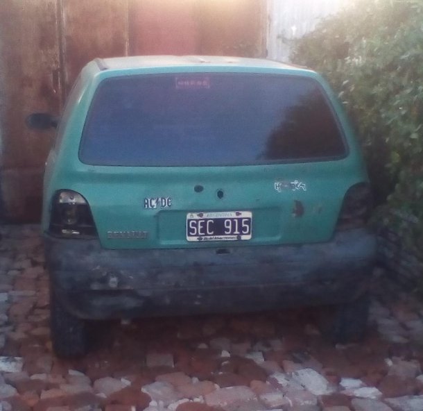 Dejó las cenizas de su abuela en el auto y se las robaron