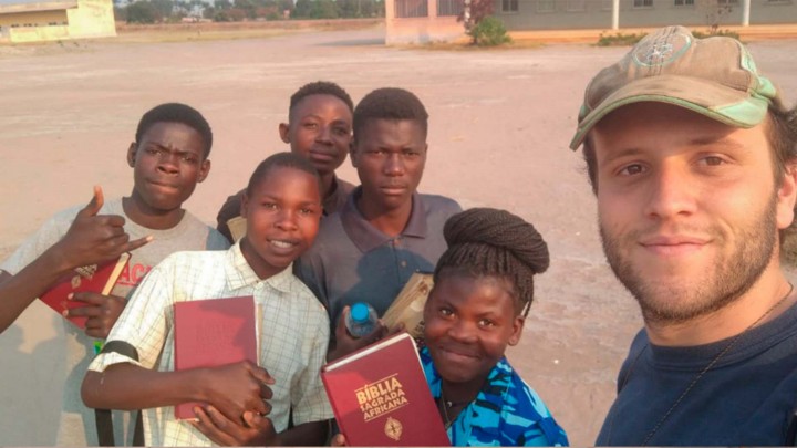 Joven argentino viajó a Angola para ponerse al servicio de la gente