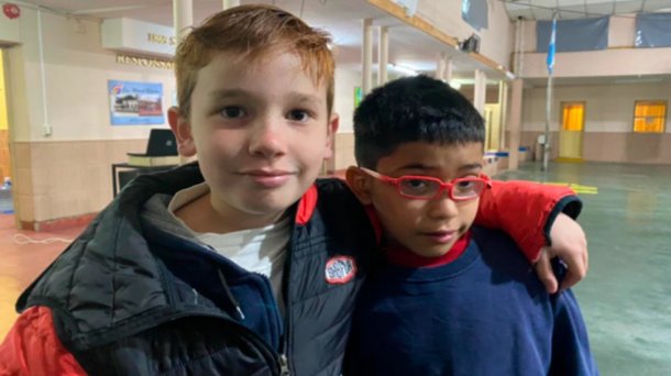 Hizo una colecta para comprarle anteojos a su compañero del colegio