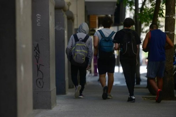 Denuncian que les roban a los chicos al salir de la escuela en Colegiales, los padres desesperados