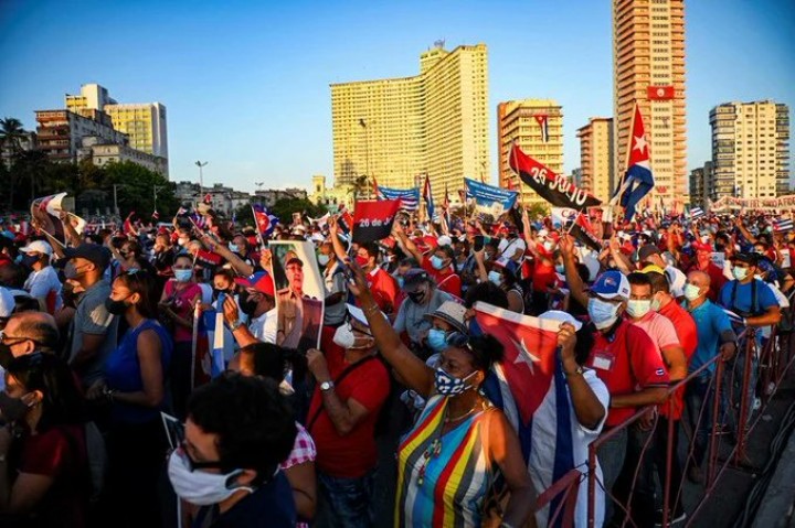 Ciudadanos cubanos se preparan para la marcha del 15-N