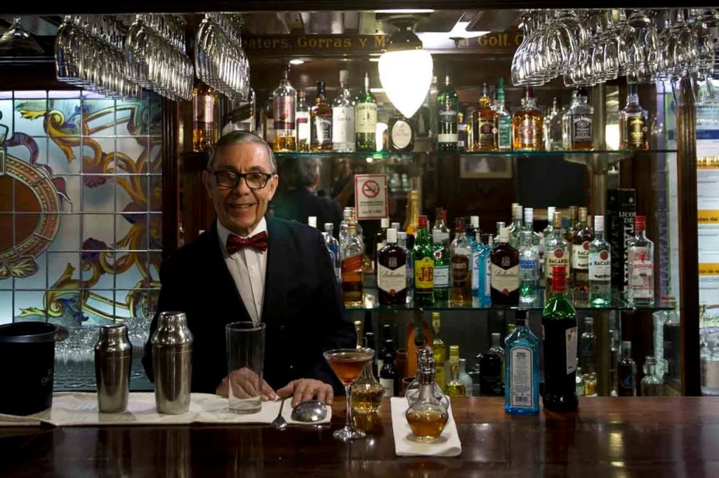 Aldo Echarri, el barman de 74 años