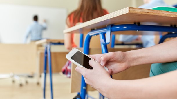 Prohíben celulares en el aula en la ciudad : "Los argentinos tienen récord de distracción en clases de matemáticas"