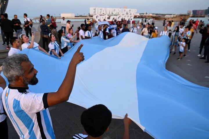 Vive en Australia, compartió departamento en España y cultivó cannabis medicinal en Estados Unidos. El trotamundo que llegó a Qatar para alentar a la selección