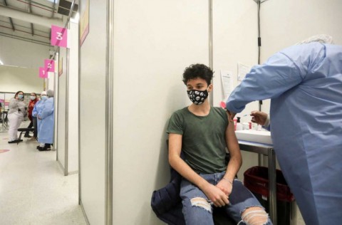 La Ciudad evalúa aplicar una tercera dosis contra el coronavirus a comienzos de 2022
