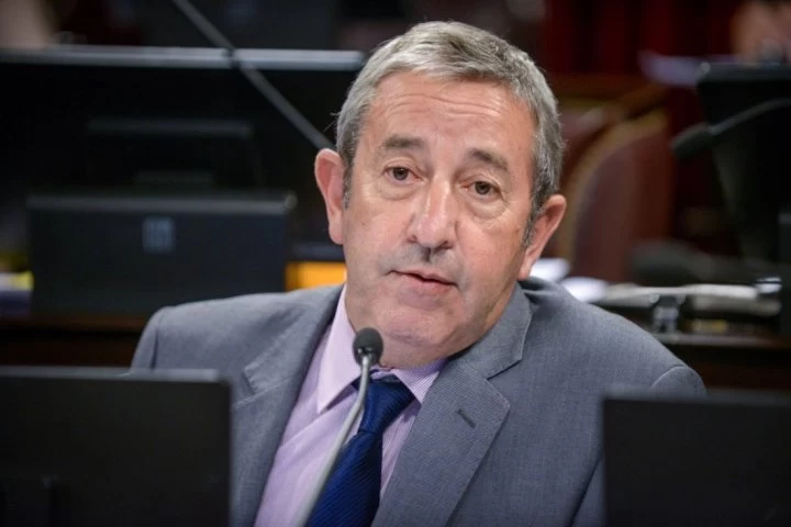 Julio Cobos: &quot;Cambiando el huso horario distribuímos mejor para que las actividades de los chicos comiencen de día”