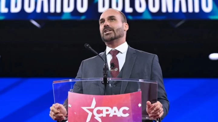 Eduardo Bolsonaro: "Lula habló para que su ministra le diera un billón de dólares a Massa"