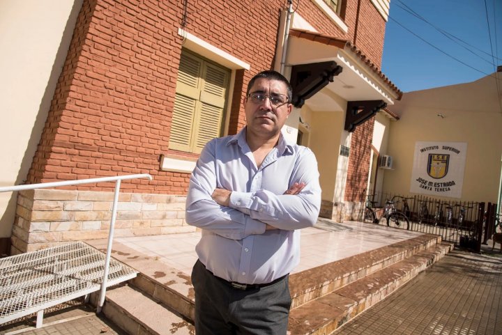 La historia del director que combatió la deserción escolar en un pueblo de 3.000 habitantes