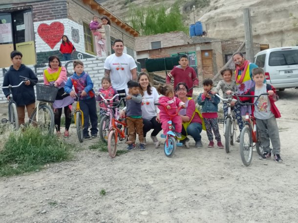 Quiere ser maestra y se puso al hombro una movida solidaria para regalar bicicletas a los que menos tienen