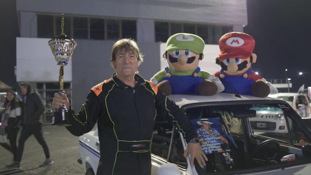 Murió su hijo piloto a los 22 y, con sus muñecos de Mario Bros, corre carreras para recordarlo