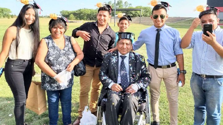 Se recibió de abogado en silla de ruedas luego de salir de un coma por un accidente