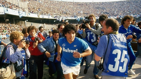 "La muerte de Maradona paró el corazón de toda una ciudad", contó un periodista en Nápoles