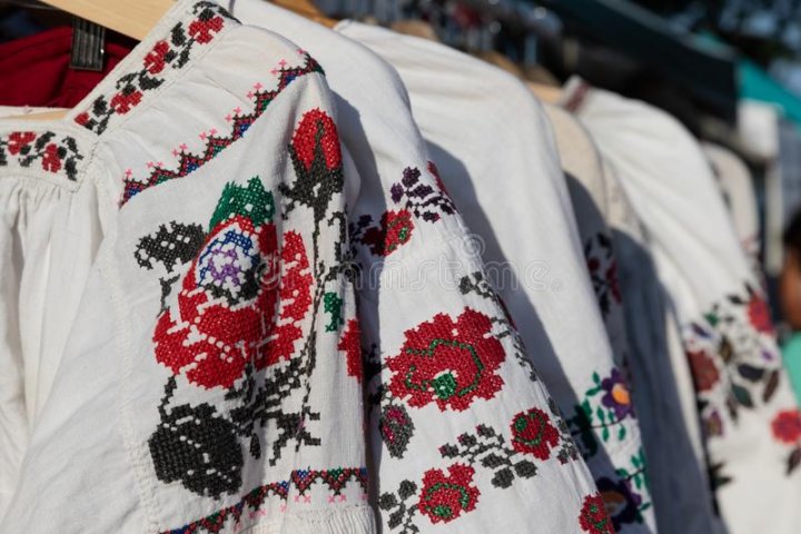 Olga Demczuk: &quot;La camisa bordada ucraniana transmite un mensaje del país&quot;