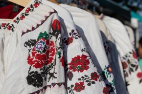 Olga Demczuk: "La camisa bordada ucraniana transmite un mensaje del país"