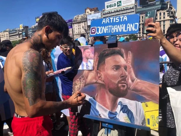 Jonathan Alan Giménez es artista desde que Argentina ganó la Copa América, no vende sus retratos y el domingo pintó un Messi en el obelisco: "Me ofrecieron 10.000 dólares por el cuadro, pero para mi no tiene un valor económico"