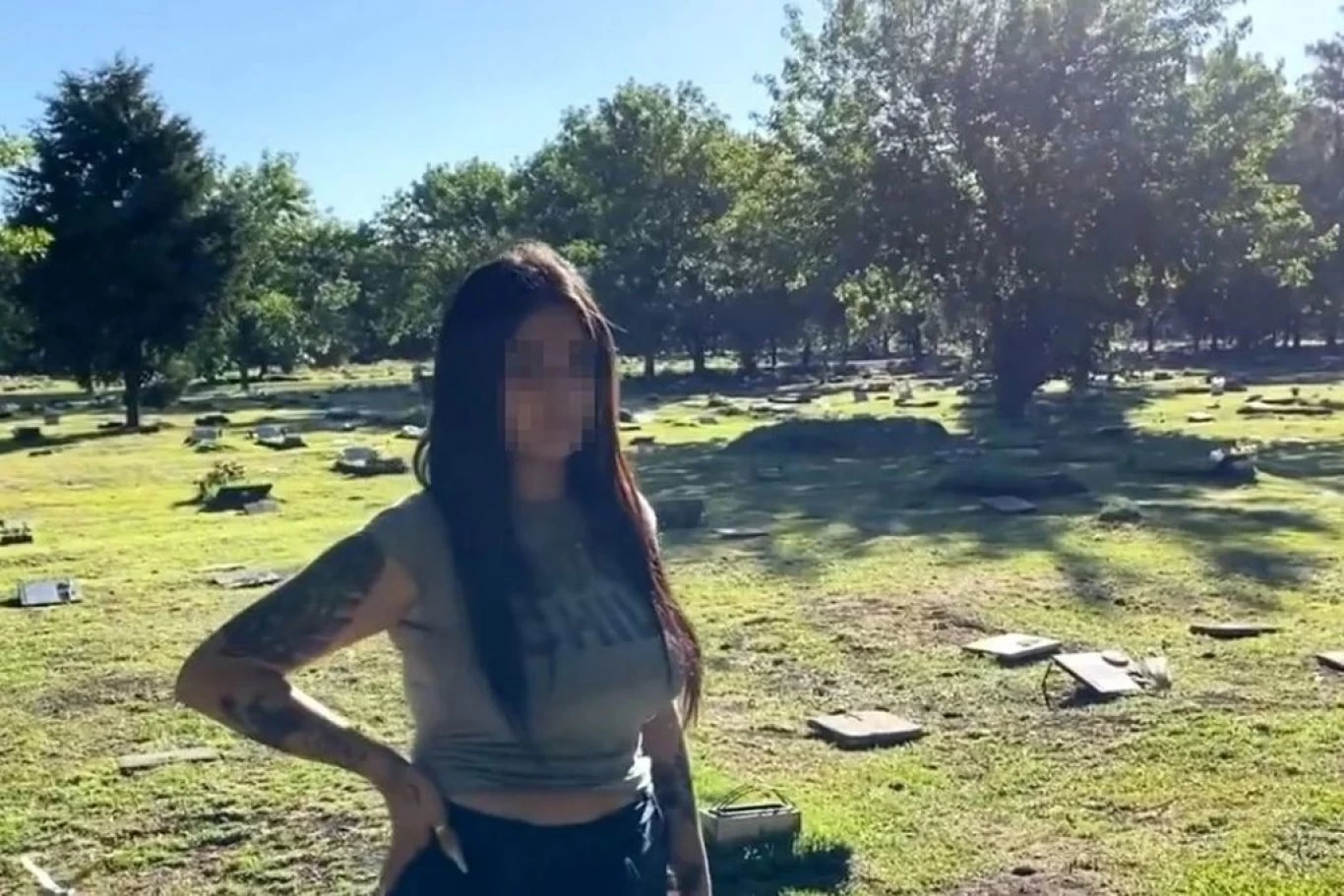 Indignación en Hurlingham: grabaron un video porno en el cementerio,  profanaron tumbas y lo subieron a internet - Radio Rivadavia AM630