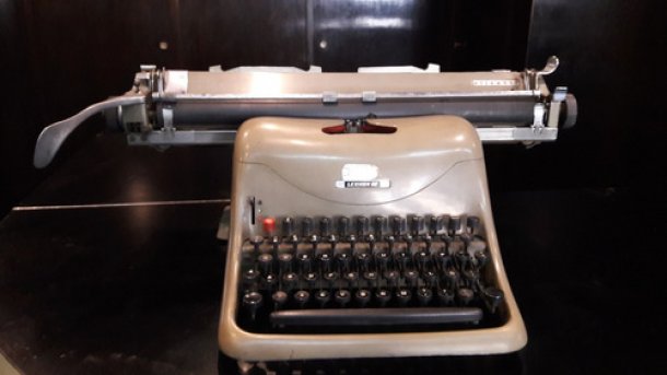 Miguel Ángel Pombo: "A mucha gente le gusta el sonido de la máquina de escribir y por eso las siguen eligiendo"