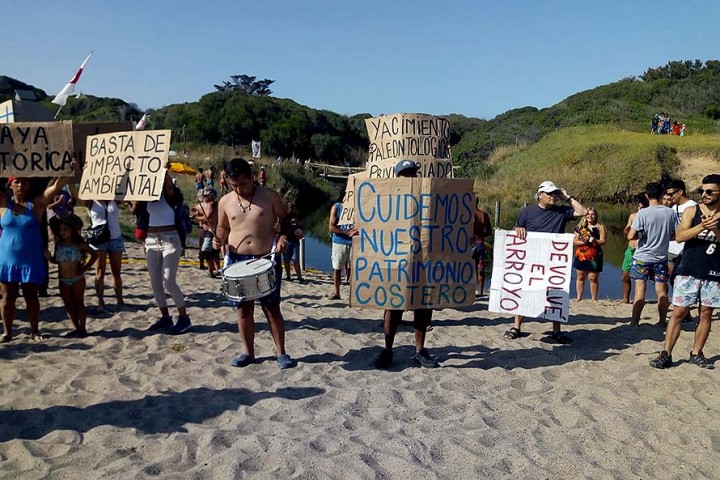 Luna Roja: una asamblea ciudadana reclama ante el movimiento de arena de playas públicas a privadas