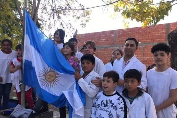 Ahorraba para una pelota, pero compró una bandera para su escuela