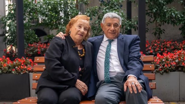 Tiene 84 años y se puso a estudiar podología para ayudar a su esposa que tiene diabetes: conocé la historia de Alberto Fierro